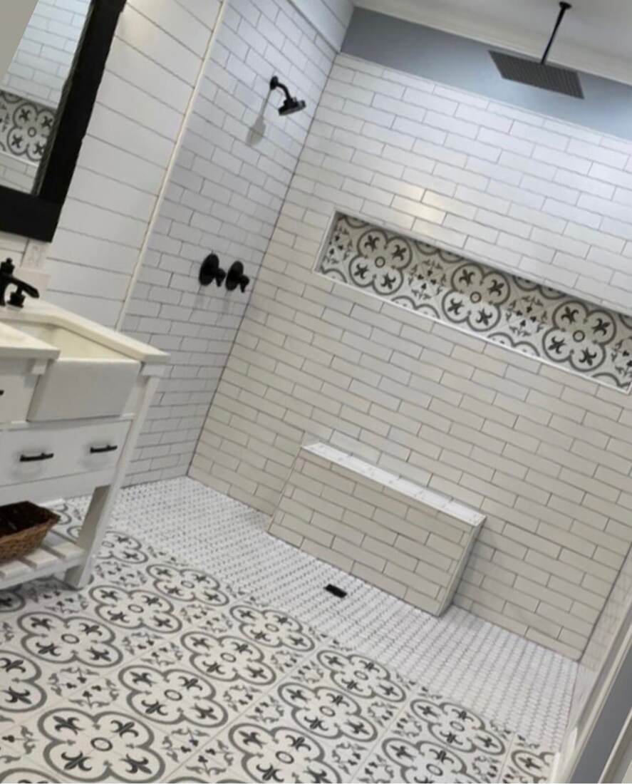 Shower with patterned tile niche